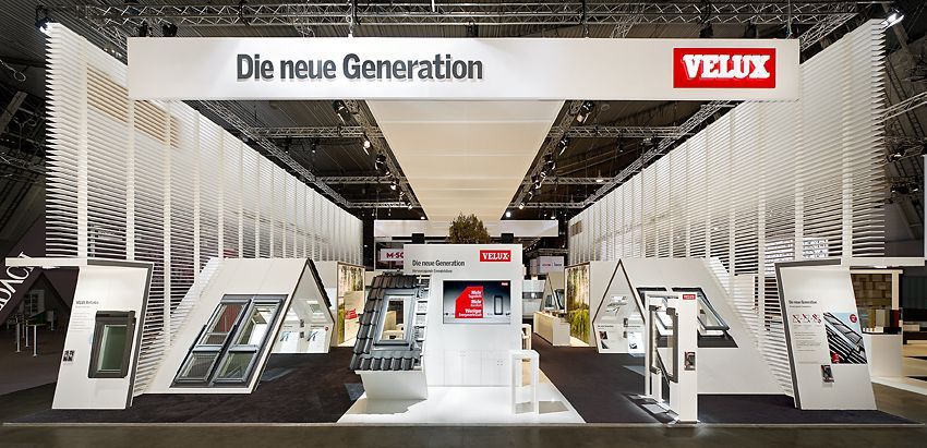 VELUX-Messestand mit Schaufensterdekoration, weißen Wänden und der Beschilderung „Die neue Generation“.