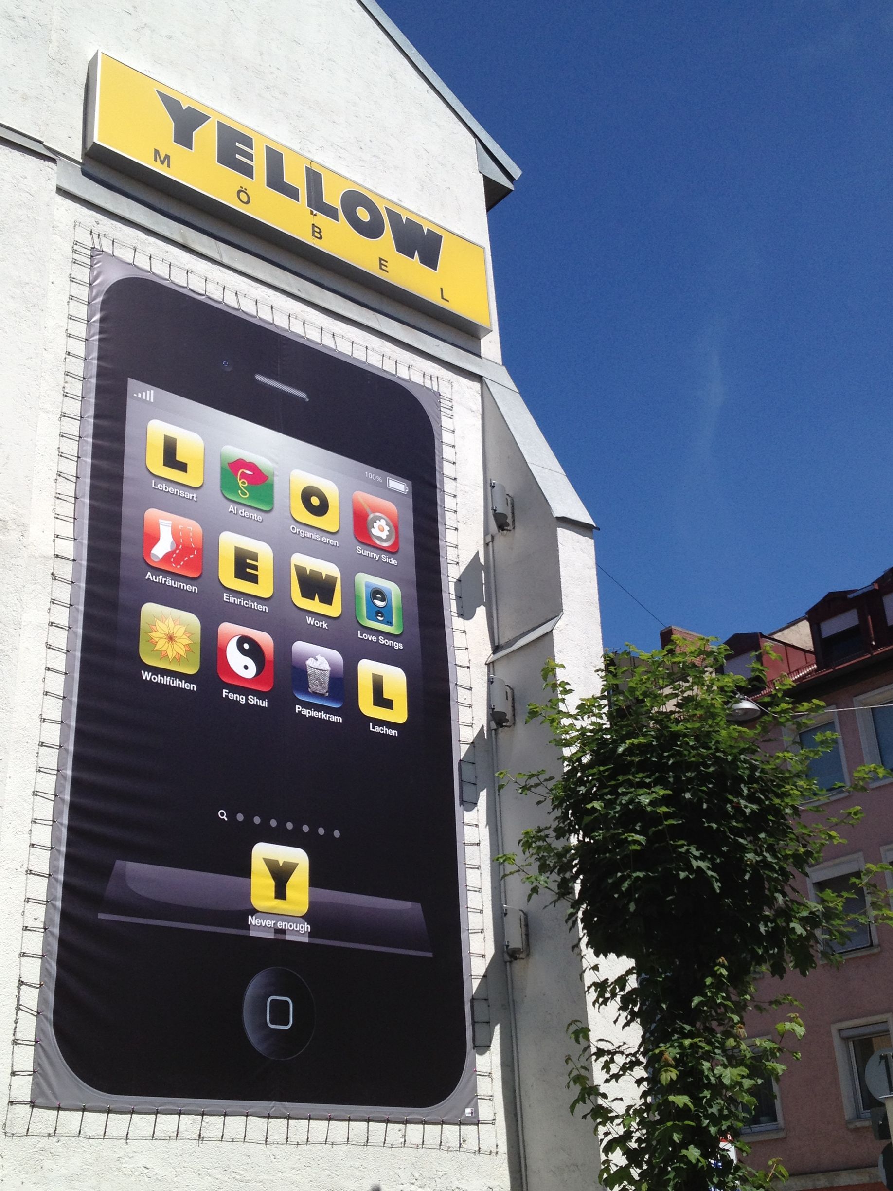 Großes Werbetafel im XXL-Format mit einem stilisierten Smartphone.