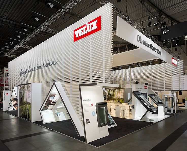 VELUX-Messestand mit weißen Paneelen, Fenstern und rotem Logo.