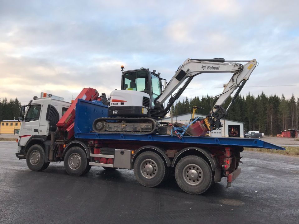 Kaivurin kuljetus kuorma-autolla