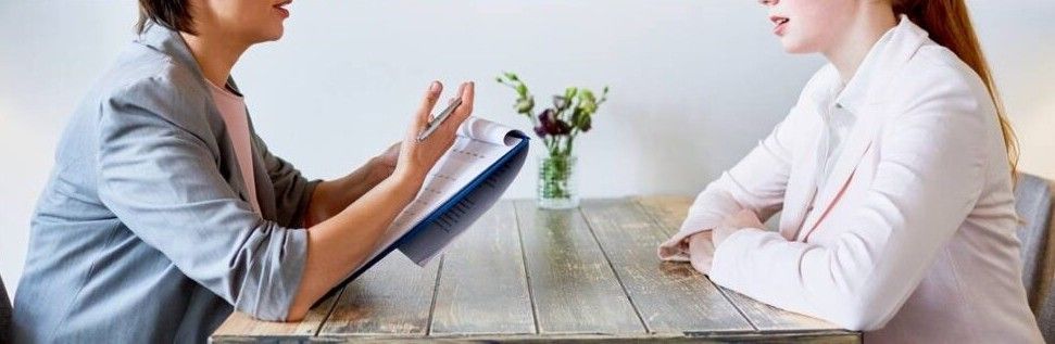 Deux femmes qui analysent un bilan.