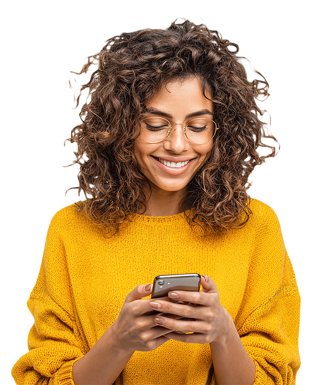 Une femme qui regarde son telephone en souriant et qui porte des lunettes.