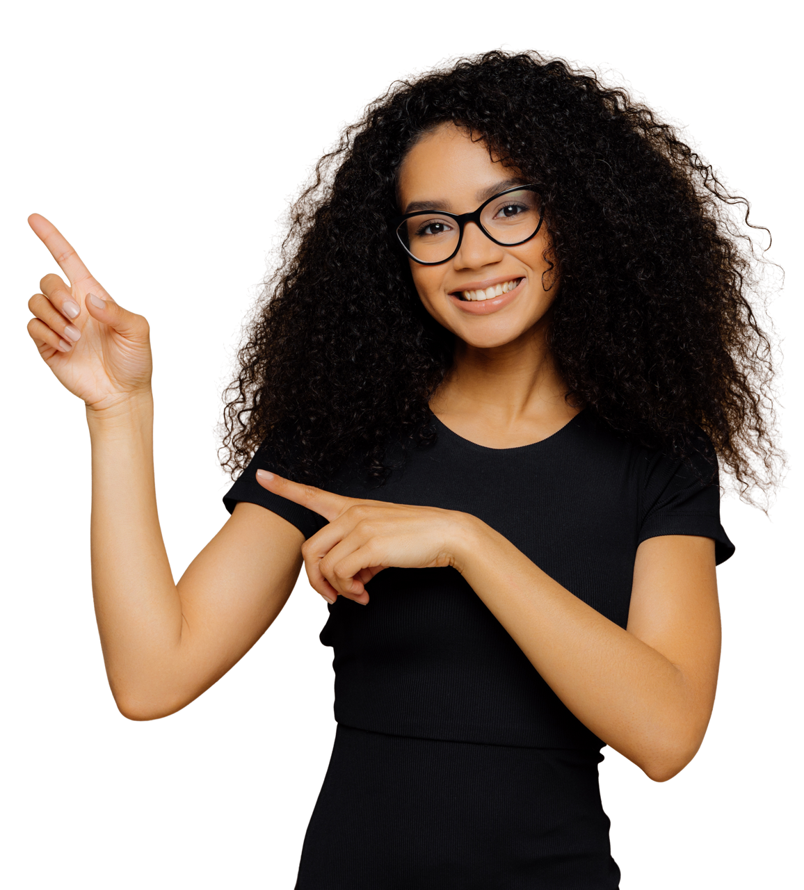 Une femme souriante portant de lunettes qui designe sa gauche.