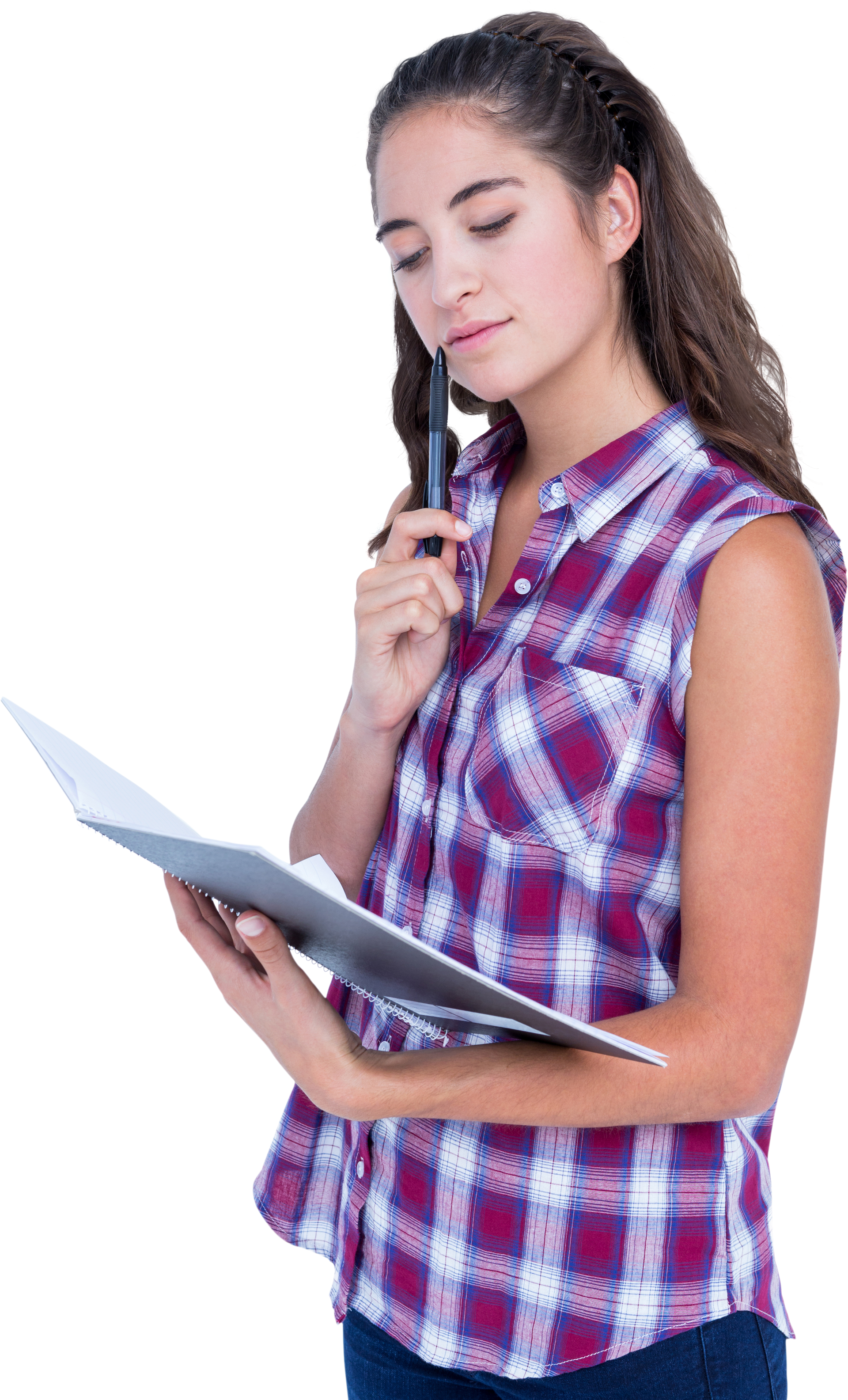 Une femme qui regarde un bilan.