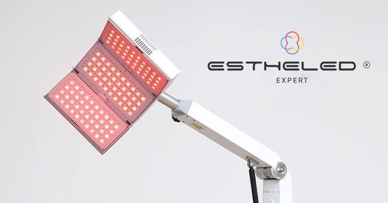 Une femme qui semble sereine.