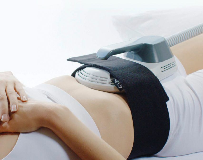 Une femme qui mesure son tour de taille.