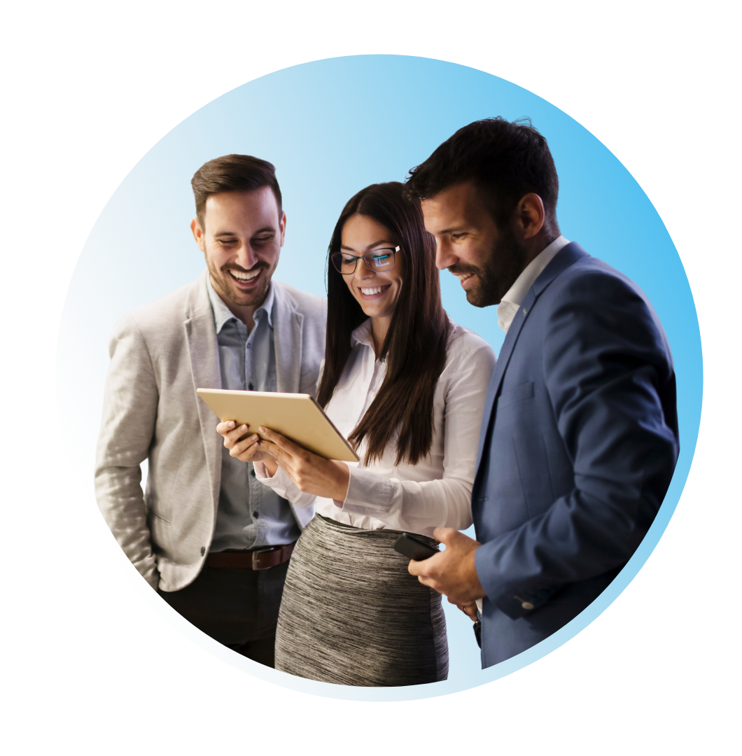 Tre colleghi d'affari sorridono, guardando insieme un tablet, in un ambiente d'ufficio moderno.