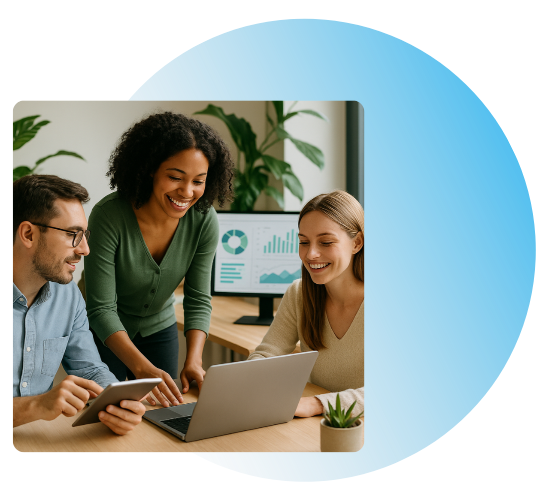 Tre colleghi collaborano in un ufficio, guardando un portatile e un tablet, sorridendo.