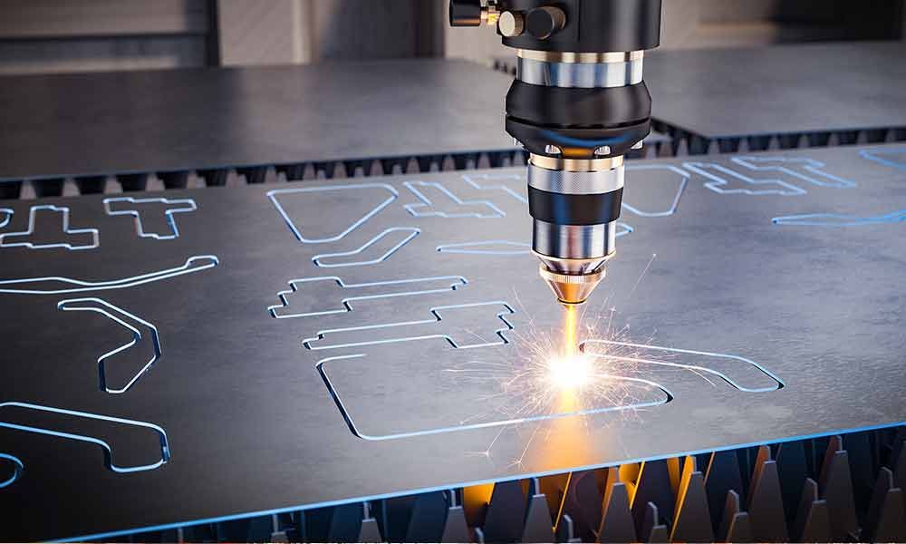 Eine Maschine schneidet ein Stück Metall mit einem Laser.