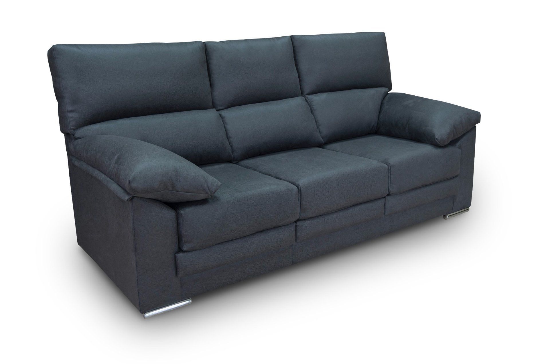 Un sofá negro con tres almohadas sobre un fondo blanco.