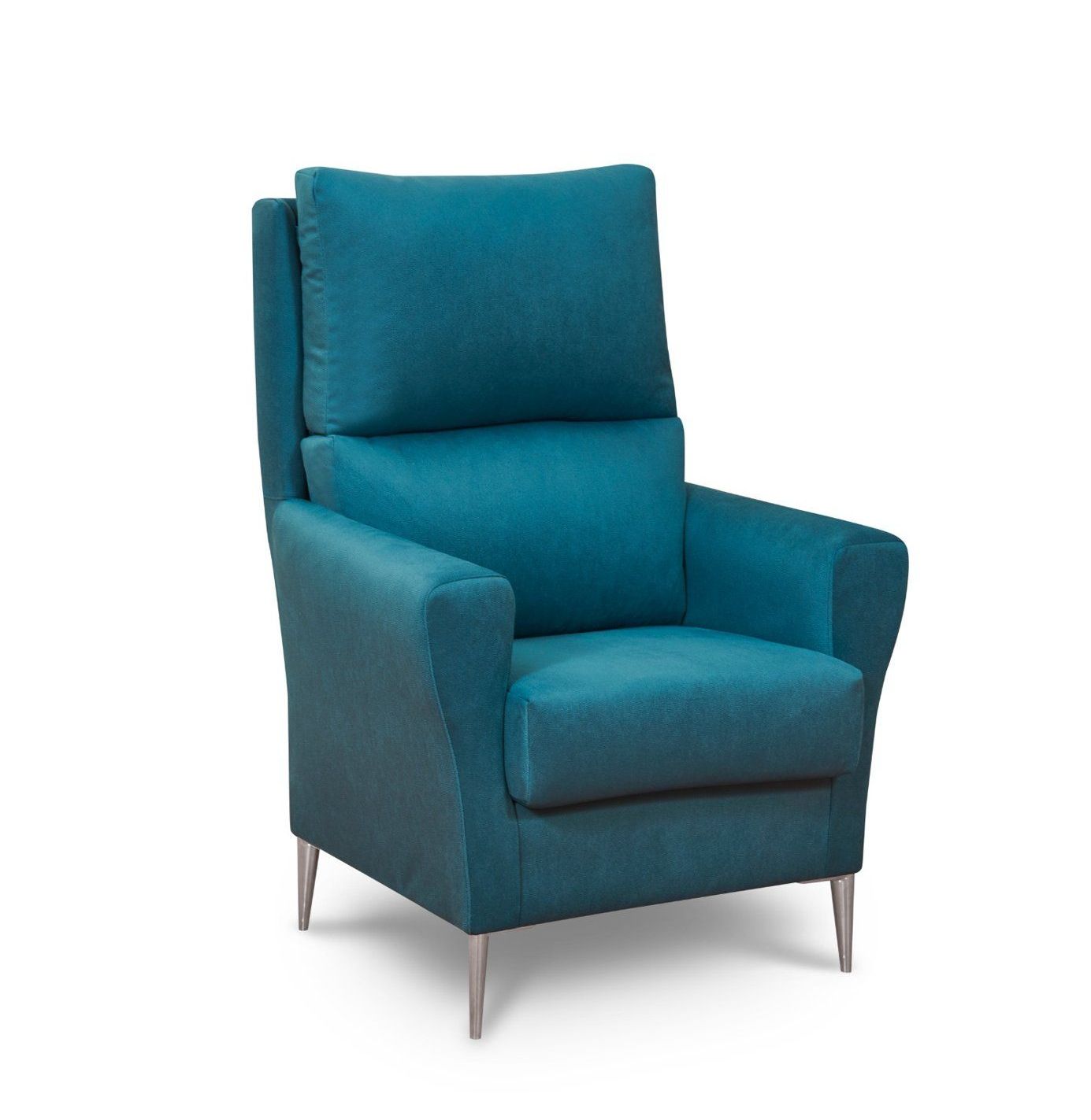 Una silla azul con respaldo alto sobre un fondo blanco.