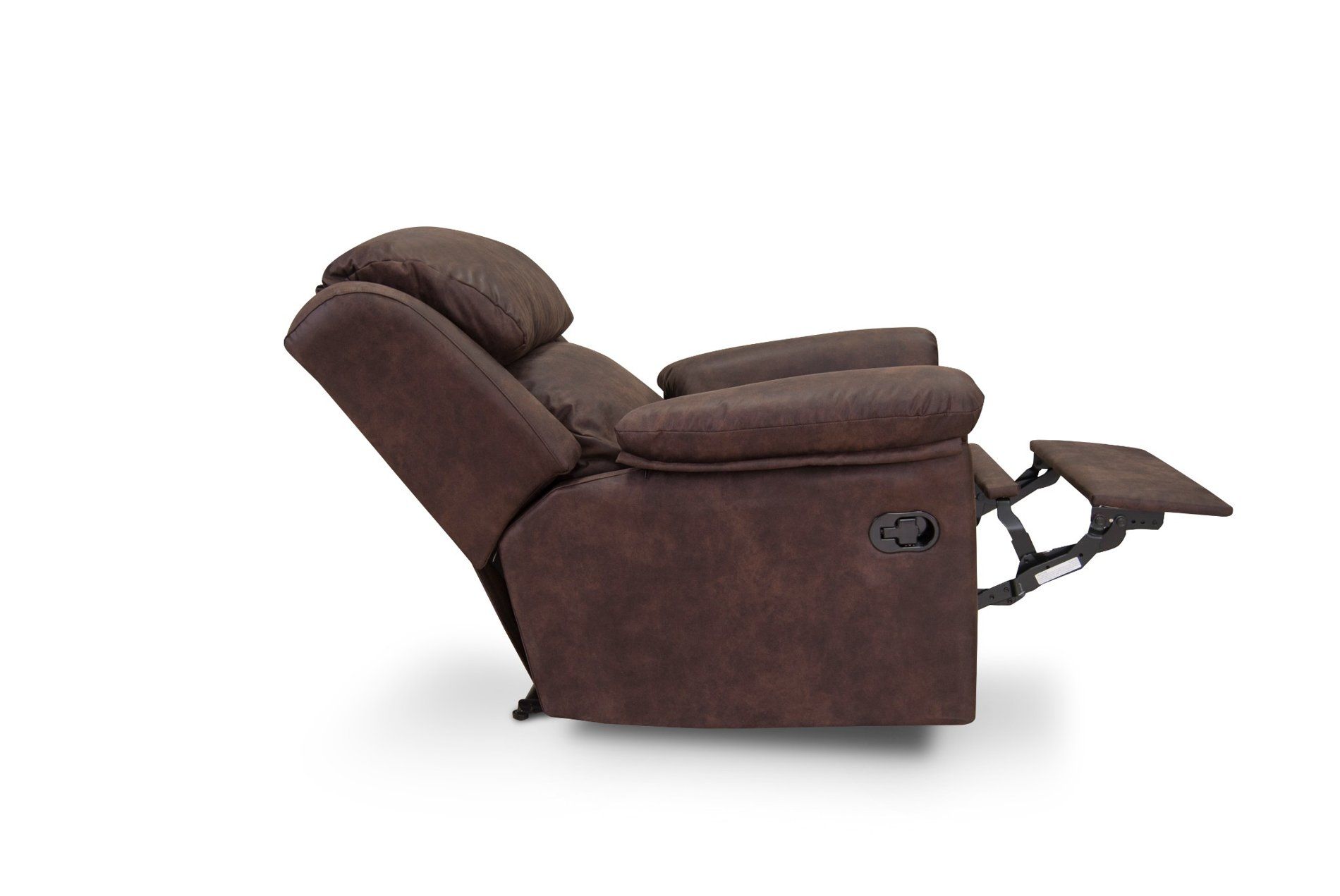 Un sillón reclinable marrón con el reposapiés levantado sobre un fondo blanco.