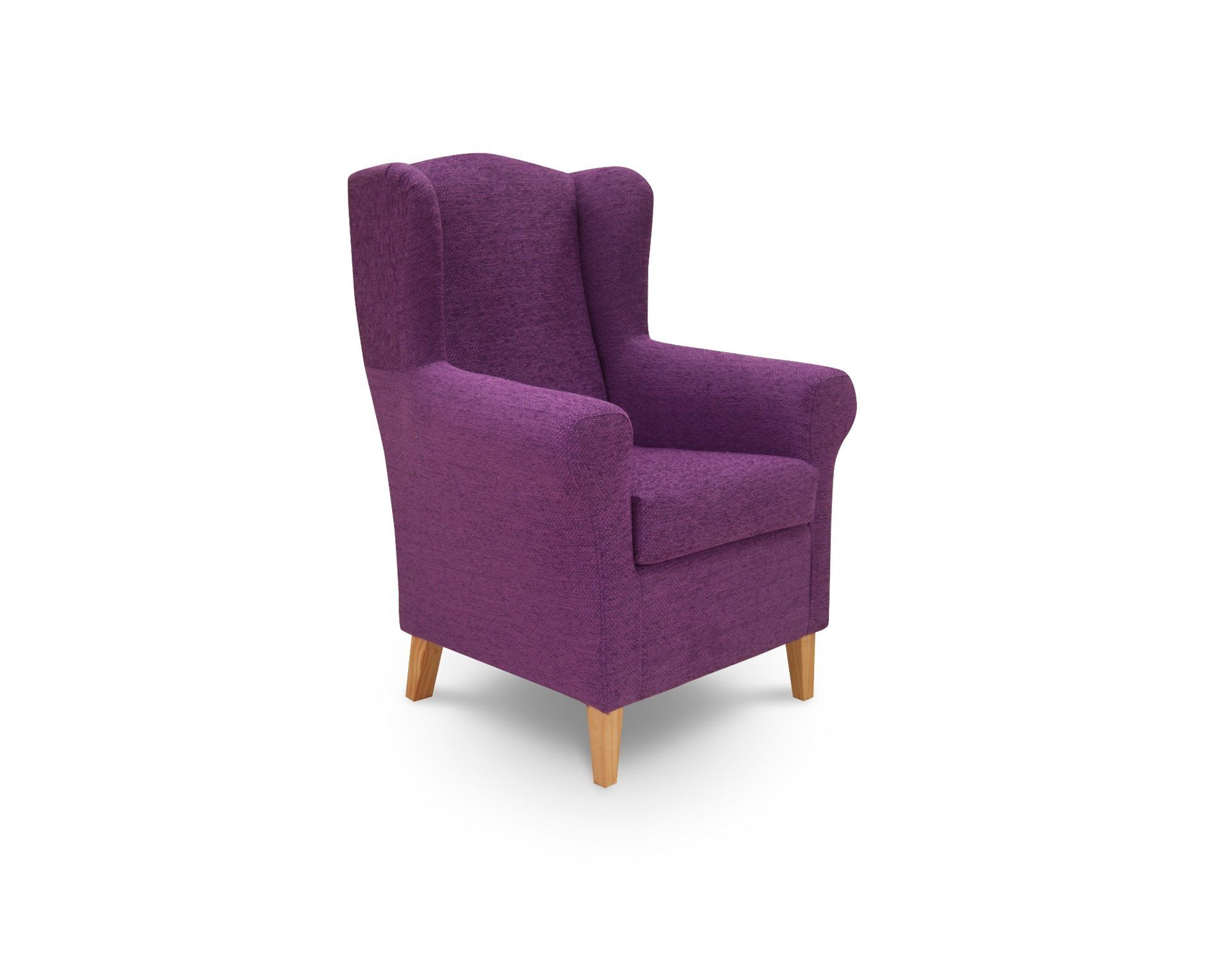 Una silla morada con patas de madera sobre un fondo blanco.