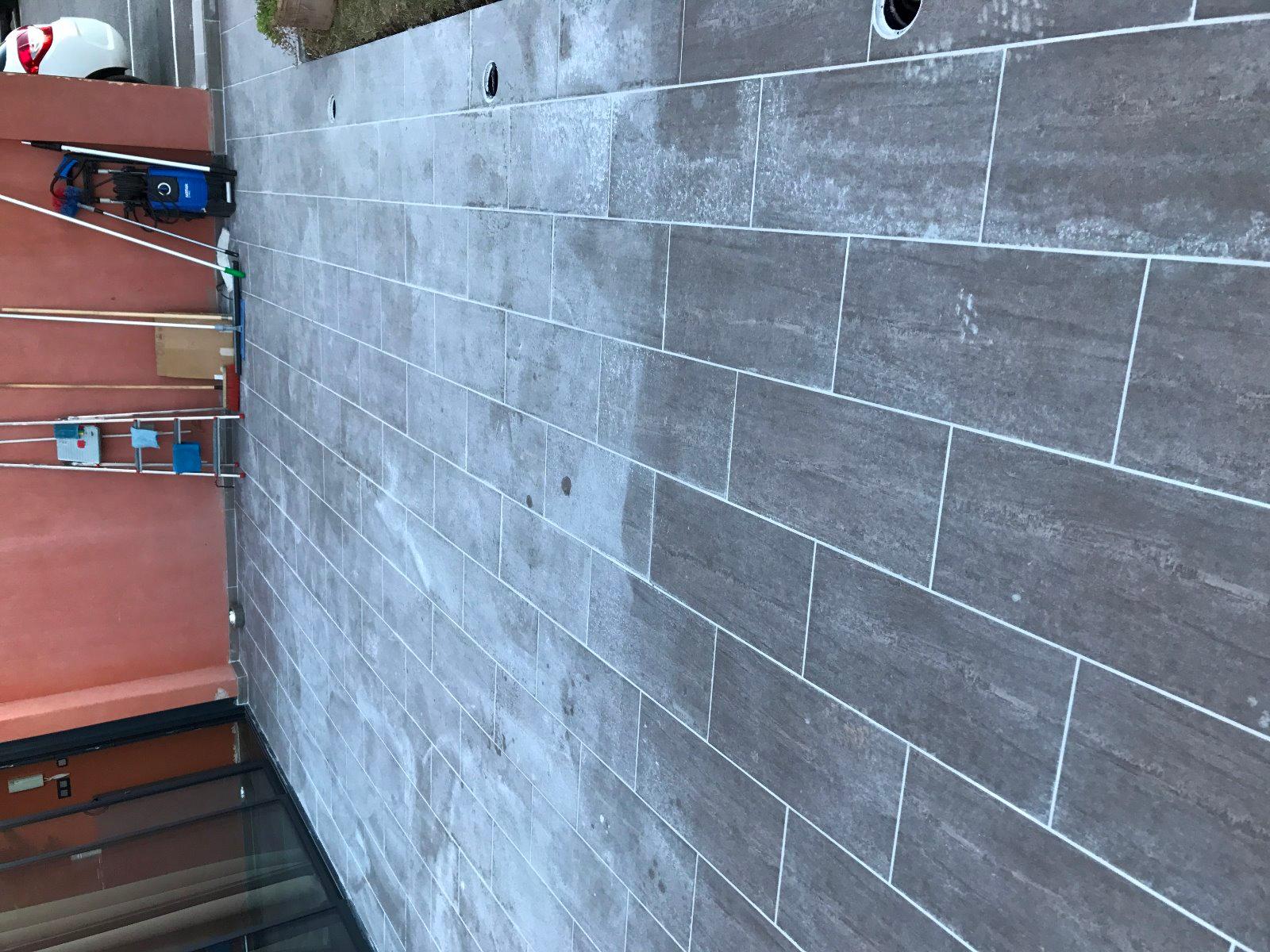 Traitement de carrelage qui vient d'être posé sur une terrasse.