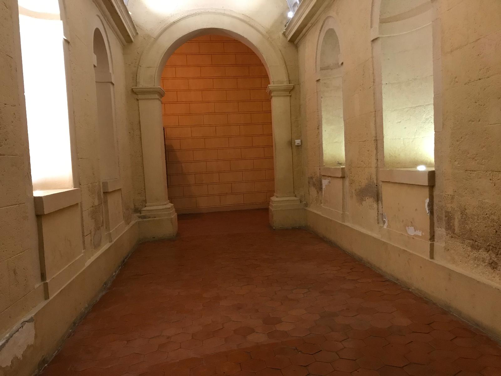 Couloir d'entrée bâtiment classé 