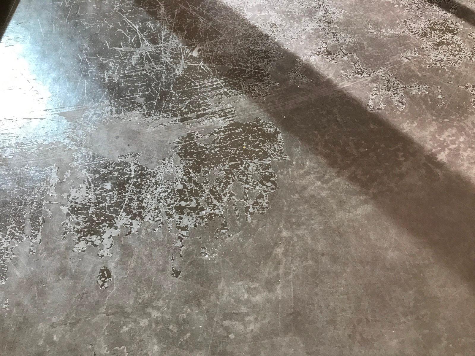 Traitement d'un sol caoutchouc, la protection s'effrite