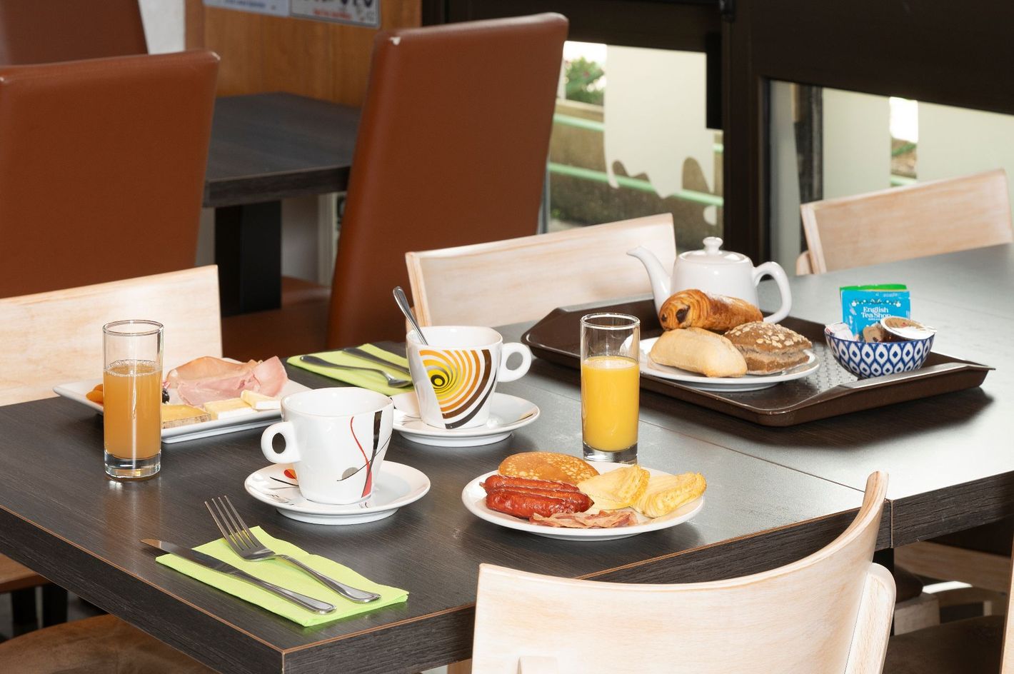 Table dressée pour le petit-déjeuner 