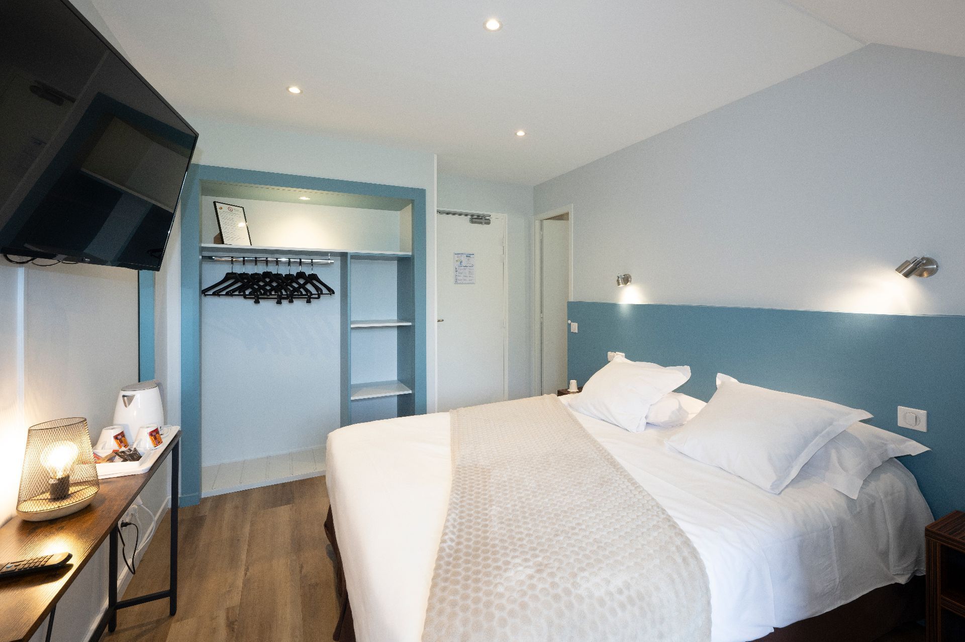 Chambre d'hôtel moderne avec un lit 