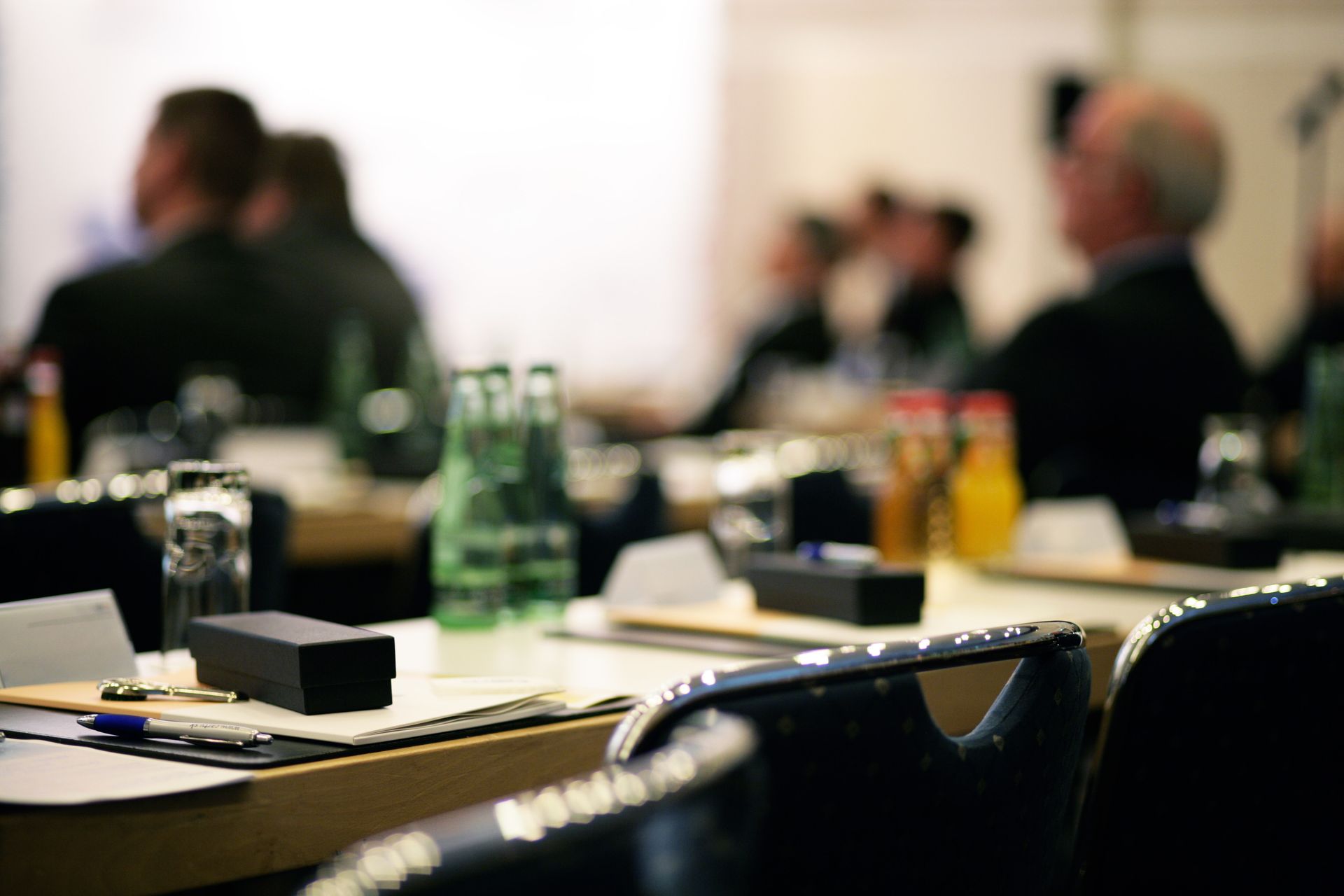 Eine Frau hält vor einer Gruppe von Menschen eine Präsentation.