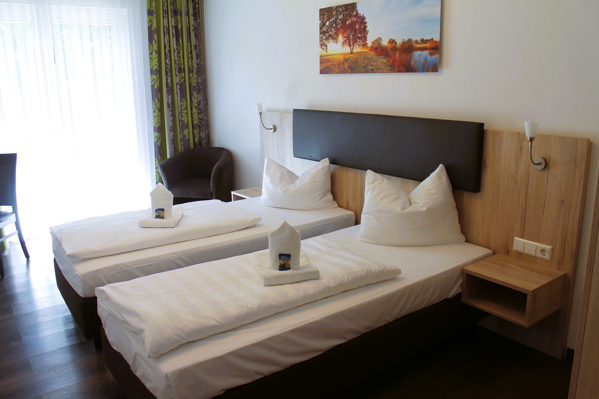 Eine Person paddelt ein gelbes Kajak auf einem See