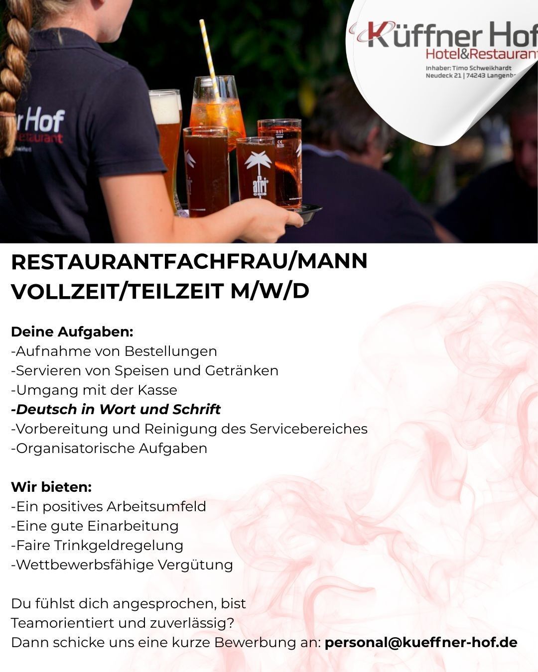 Restaurantfachkraft-Jobanzeige mit Cocktails und Servicemitarbeitern im Hintergrund