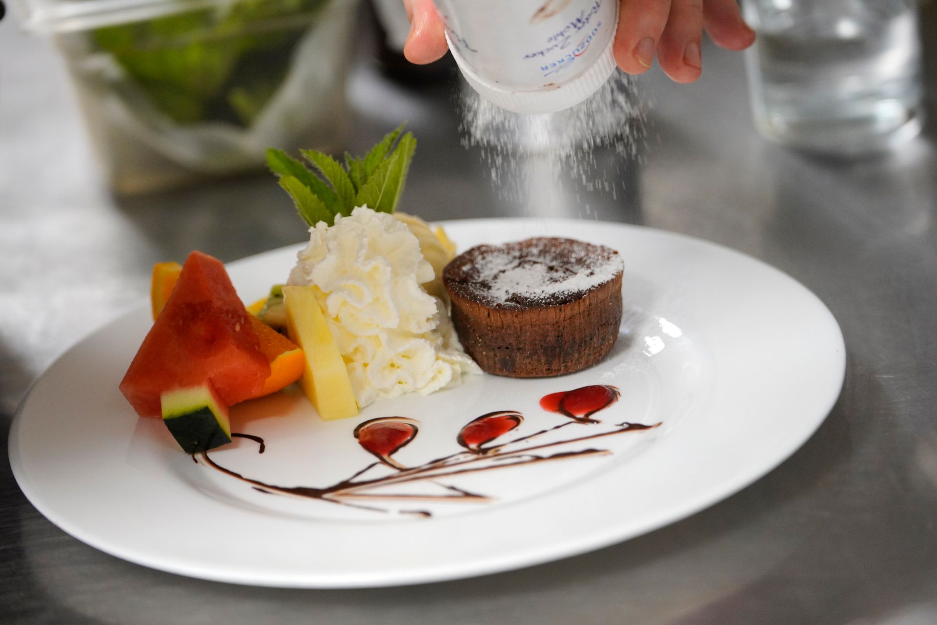 Ein schwarzes Menübuch mit goldenen Ecken auf weißem Hintergrund