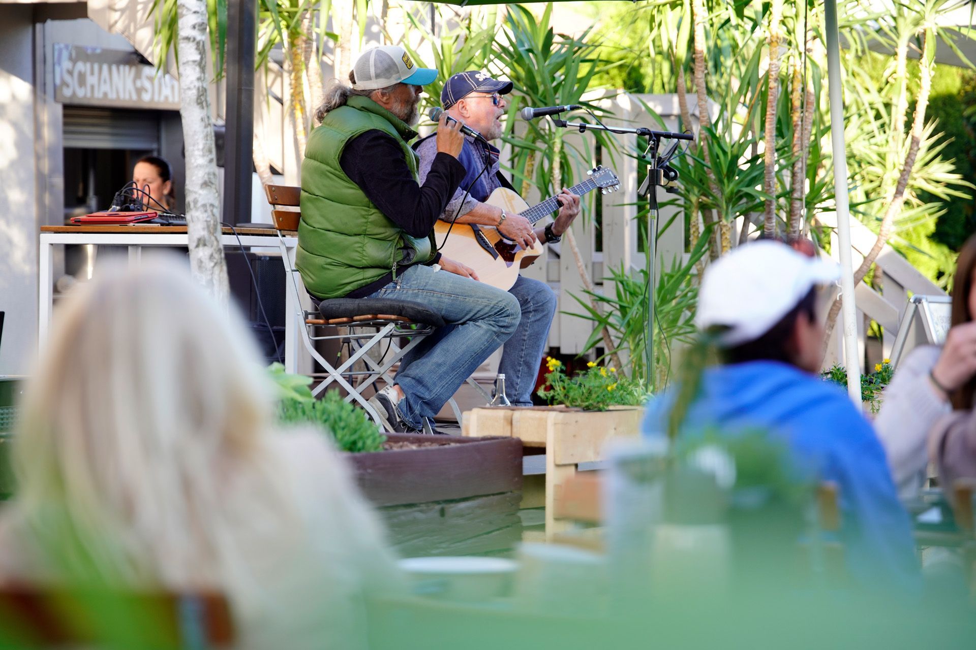 2 Musiker mit Gesang und Gitarre im Außenbereich des Küffner Hof