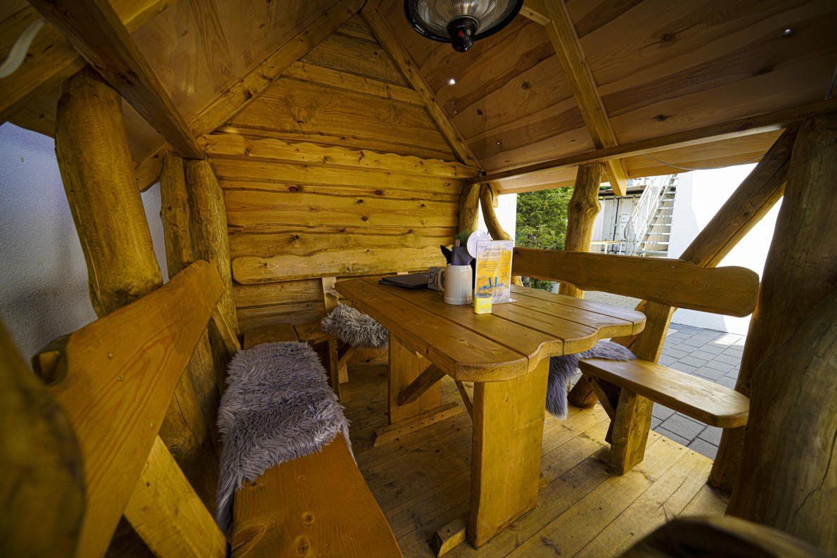 Eine Person paddelt ein gelbes Kajak auf einem See