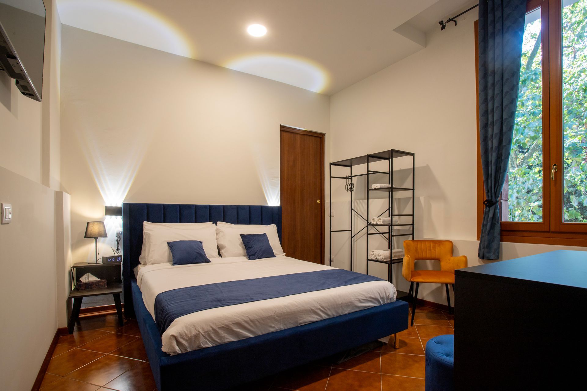 BLUE ROOM,