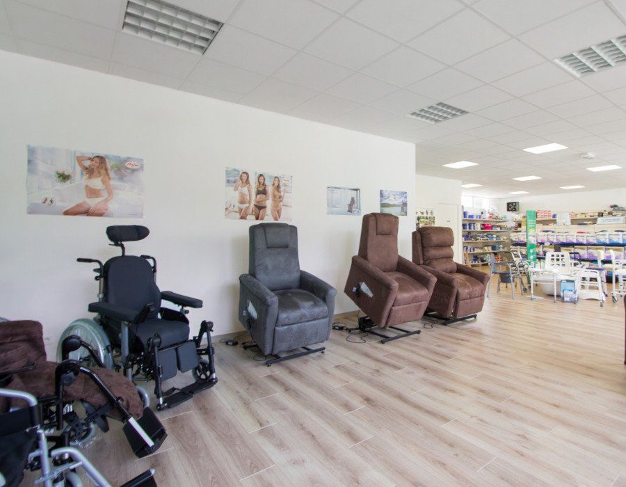 Fauteuils releveurs exposés en magasin