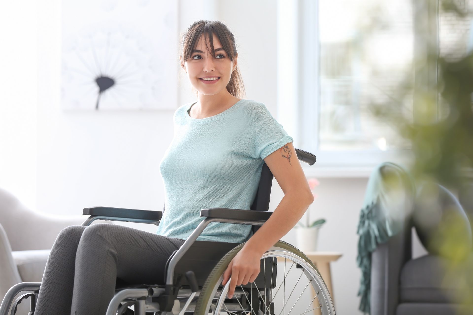 Femme en fauteuil roulant