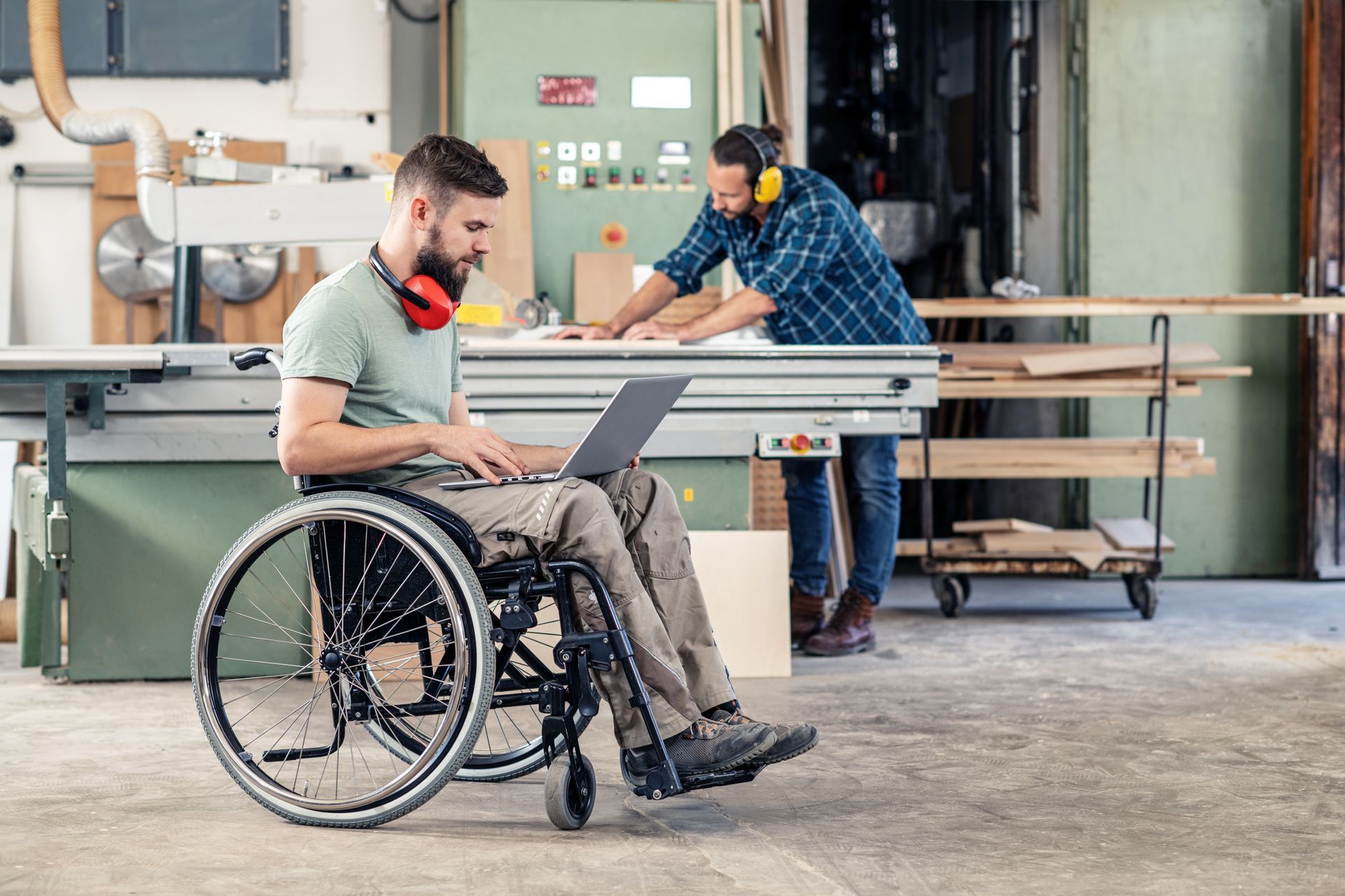 Personne utilisant un fauteuil roulant sur son lieu de travail