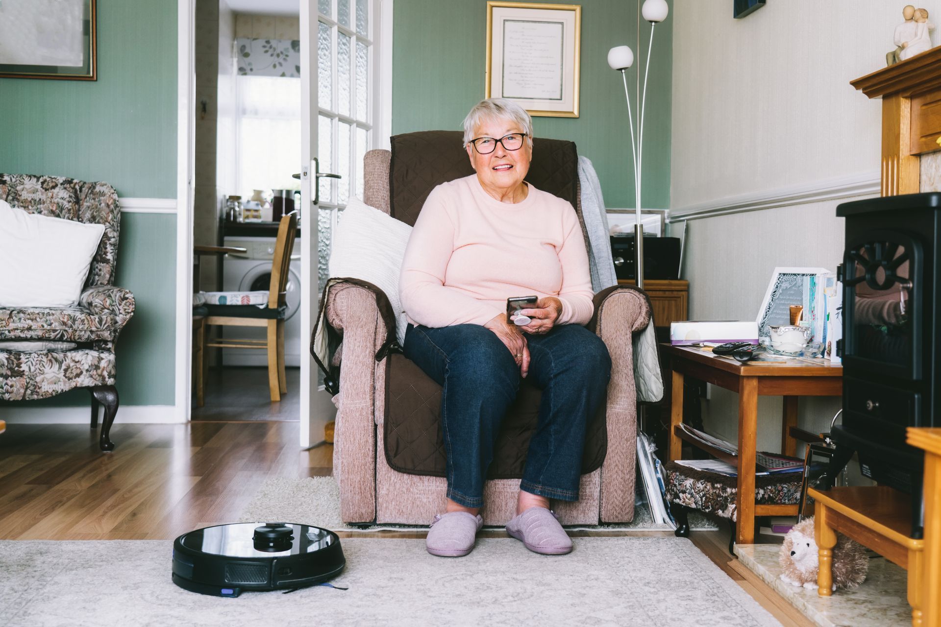 Personne assise sur un fauteuil releveur