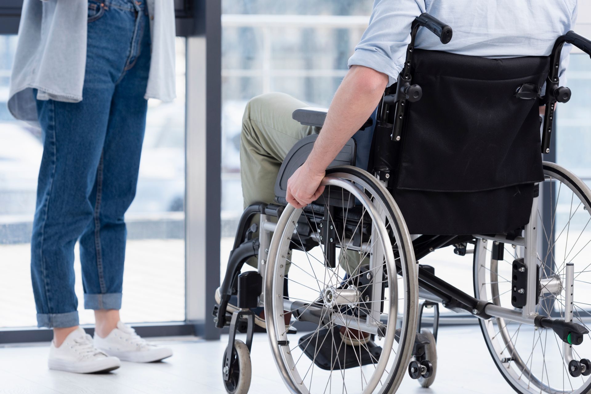 Homme en fauteuil roulant avec une accompagnante