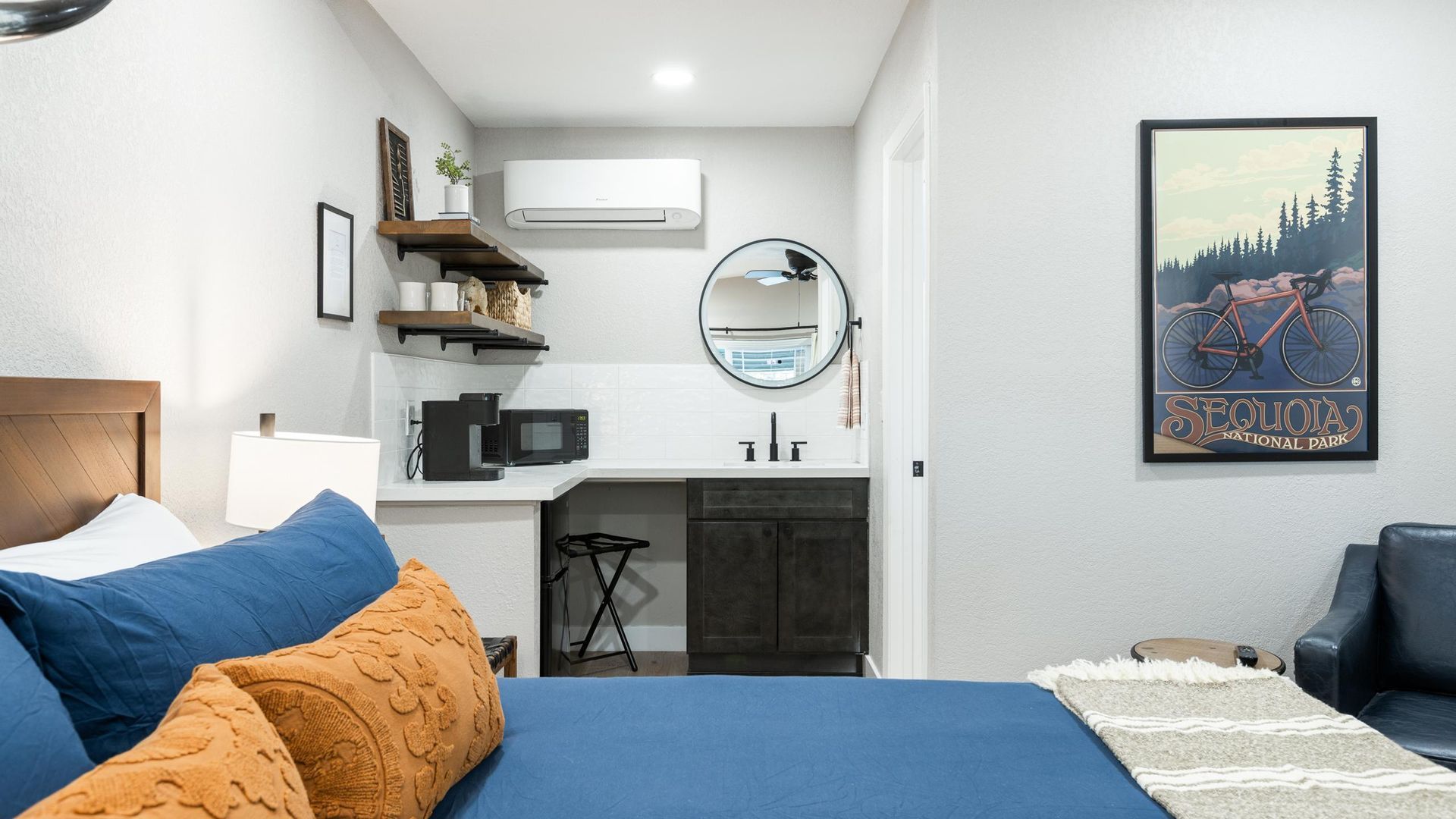 Motel Room with bed, kitchenette, and bathroom. Close to Sequoia National Park