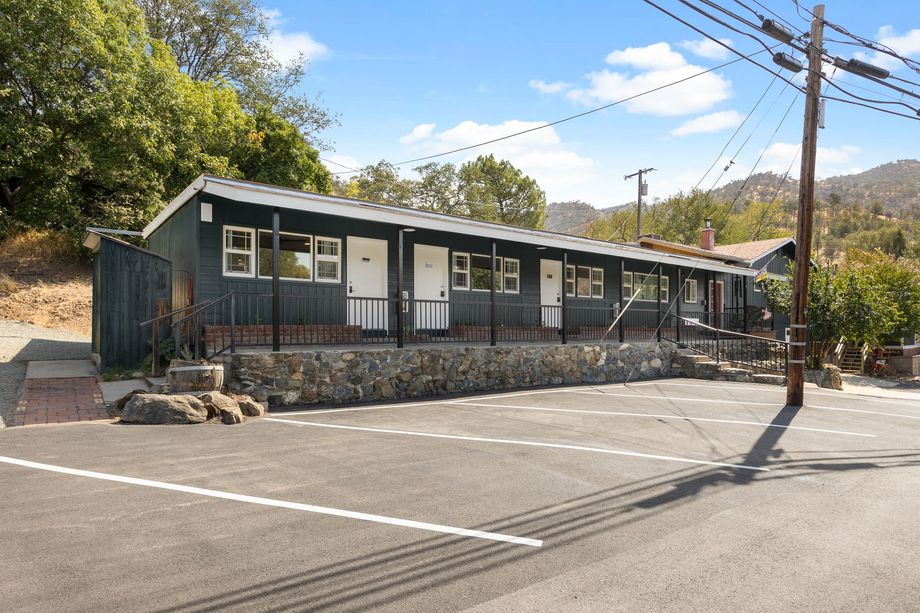 Sequoia motel rooms. Outside view. 