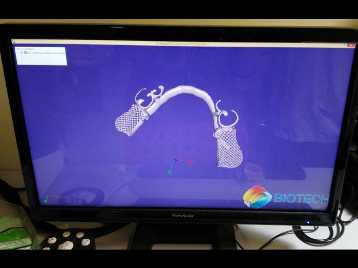 Un monitor de computadora con una pantalla azul y la palabra biotecnología en él.