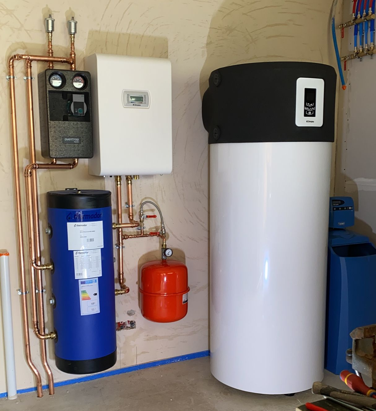 Une installation avec un chauffe-eau dans un garage.