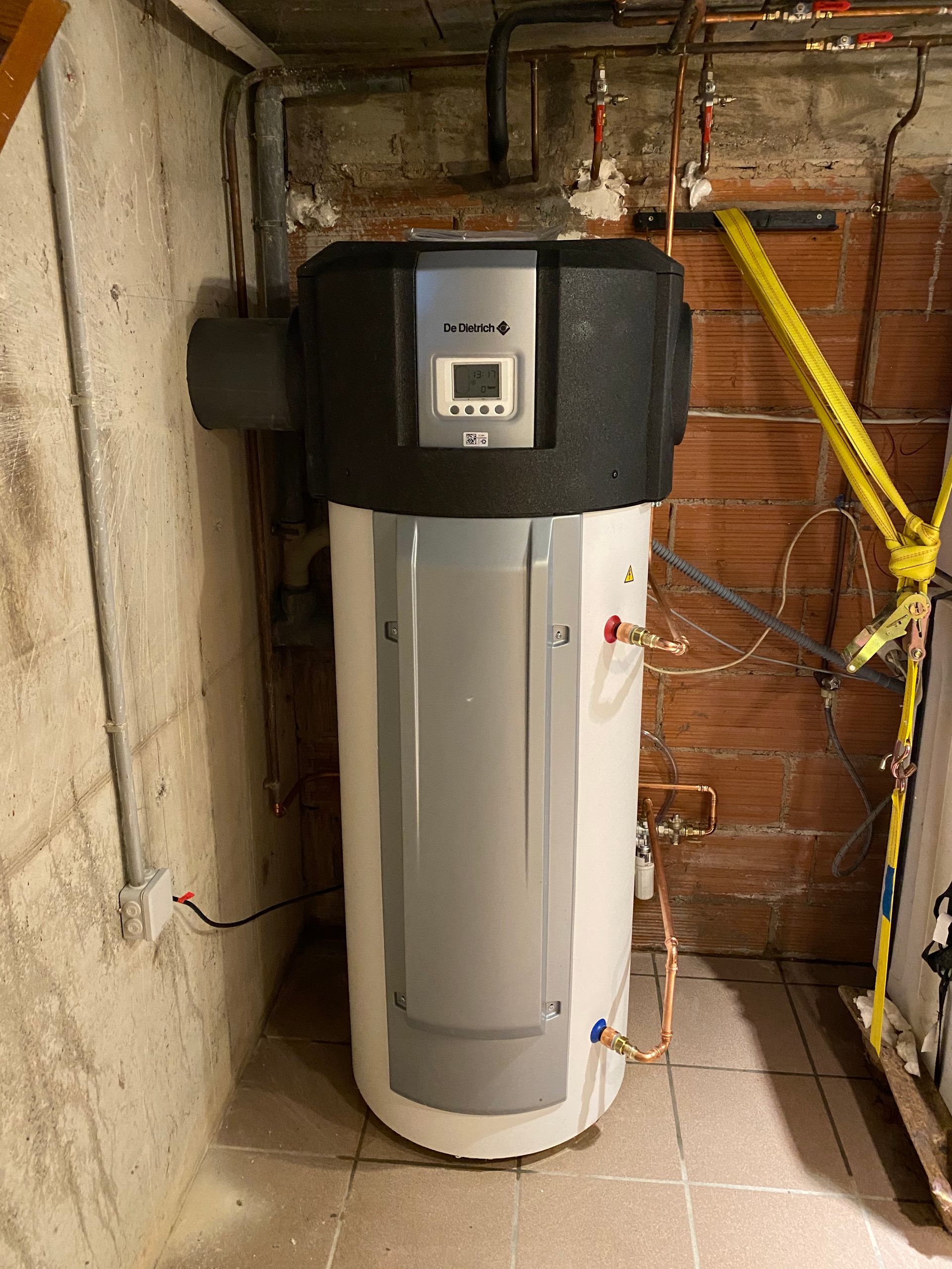 Un chauffe-eau dans un garage.