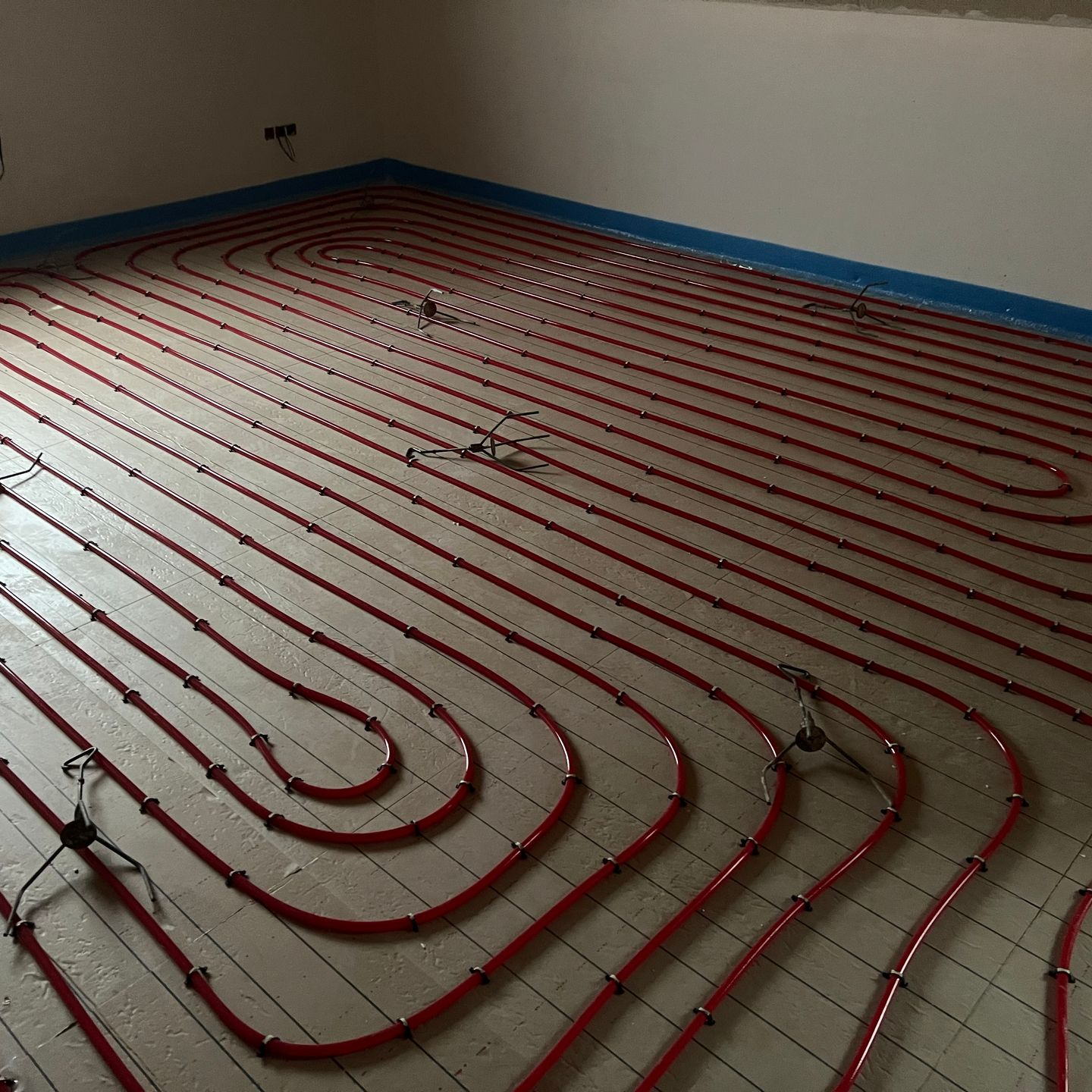 Schéma d'installation d'un système de chauffage au sol.