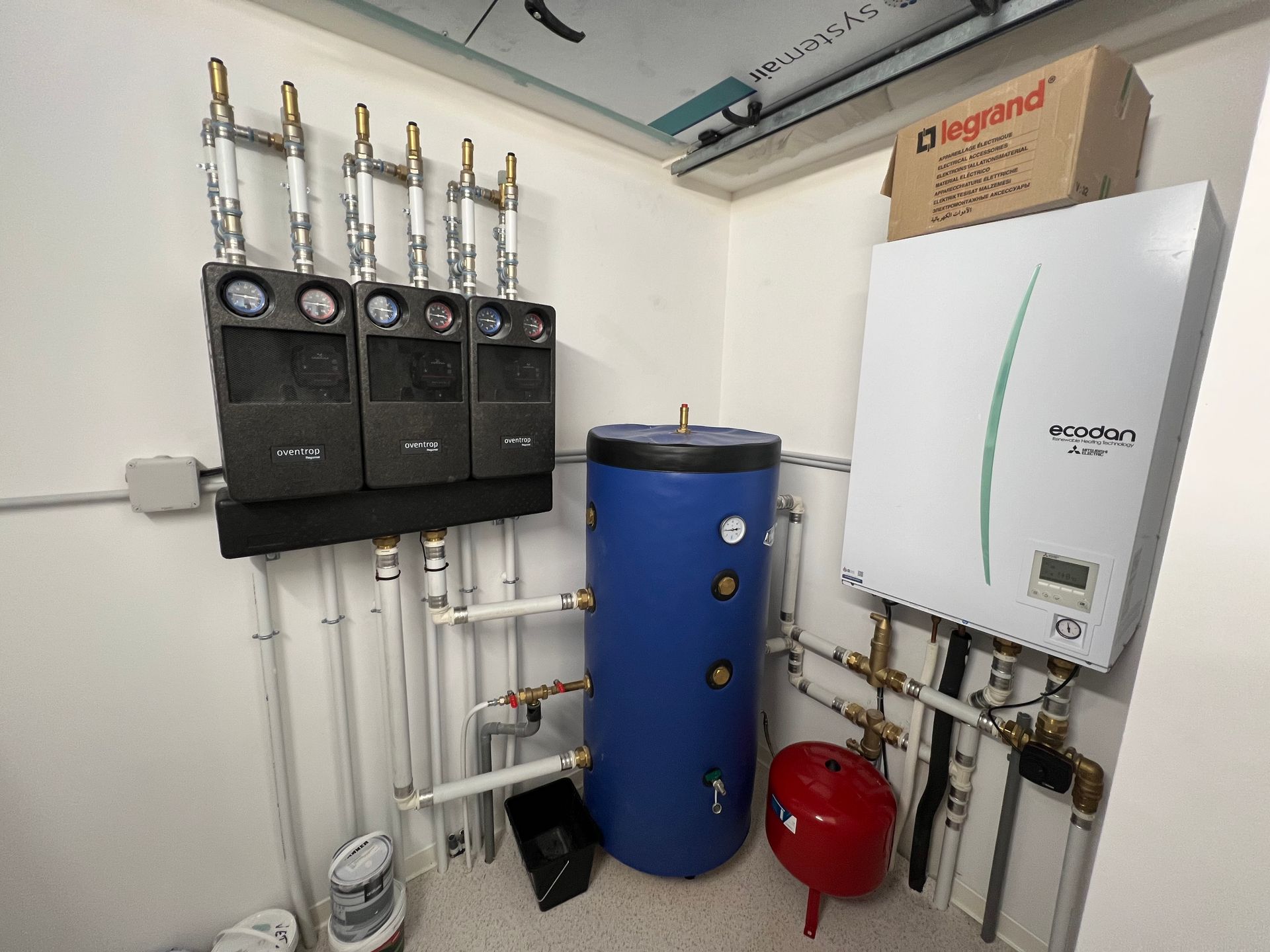 Climatiseur fixé à un mur blanc dans une pièce.