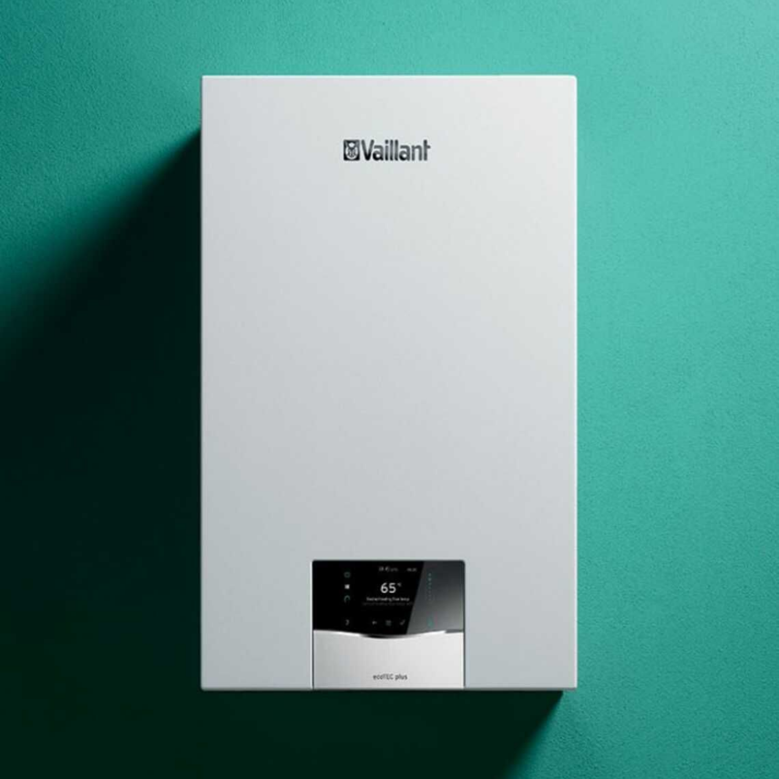 Chaudière Vaillant blanche fixée sur un mur bleu.