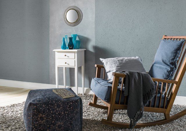 Malerwerkstatt Laufenburg OHG – Wohnzimmer, blaugraue Wand, Schaukelstuhl