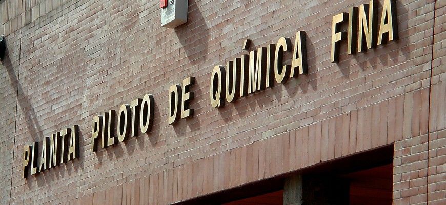 Un edificio de ladrillos con un cartel que dice Planta piloto de química fina.