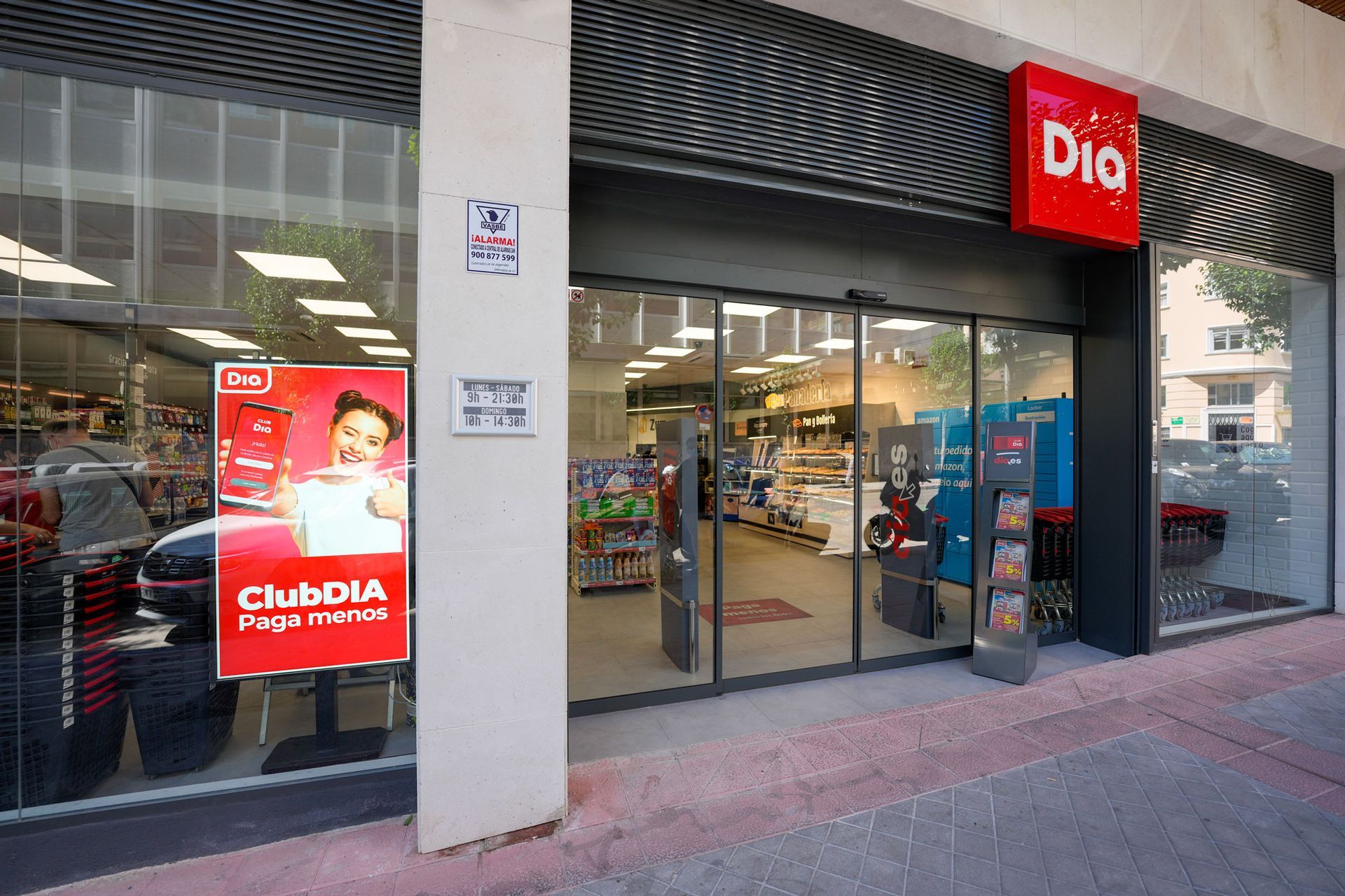 Un escaparate con un cartel rojo que dice