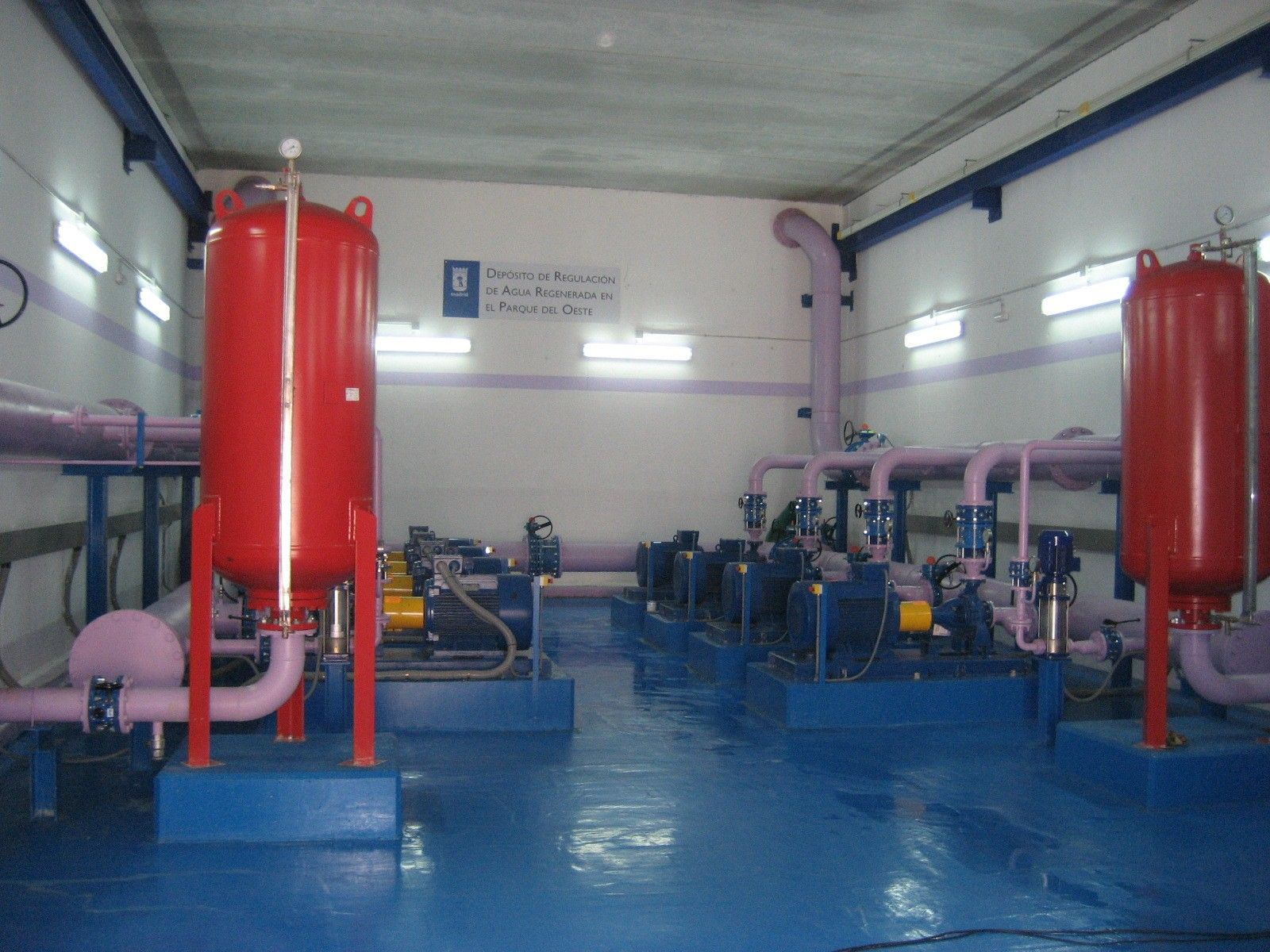 Una habitación llena de tuberías y tanques rojos.