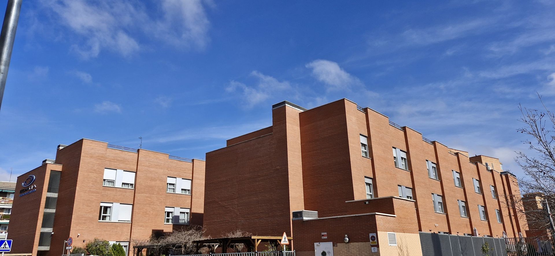 Un gran edificio de ladrillo con un cielo azul al fondo.