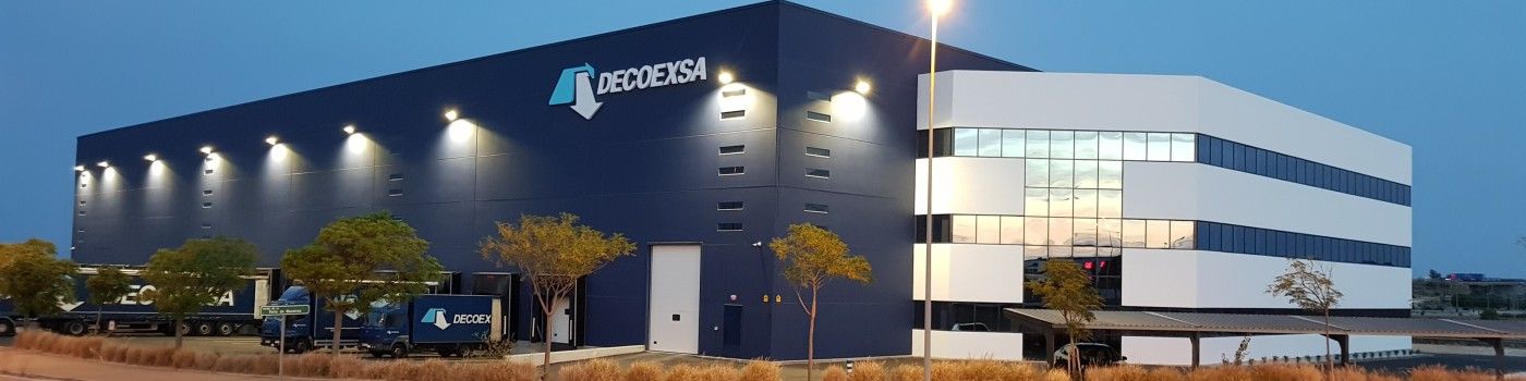 Un edificio grande con muchas ventanas está iluminado por la noche.