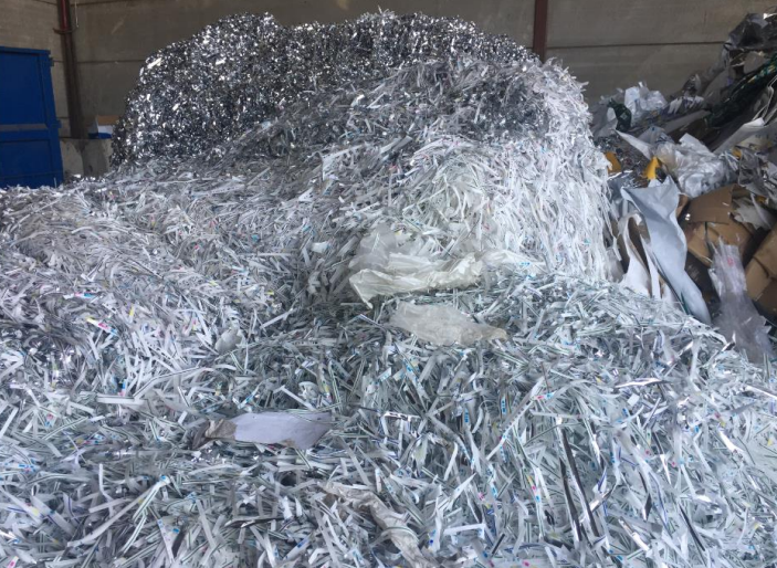 Una pila de papel triturado se encuentra encima de una pila de papel triturado.