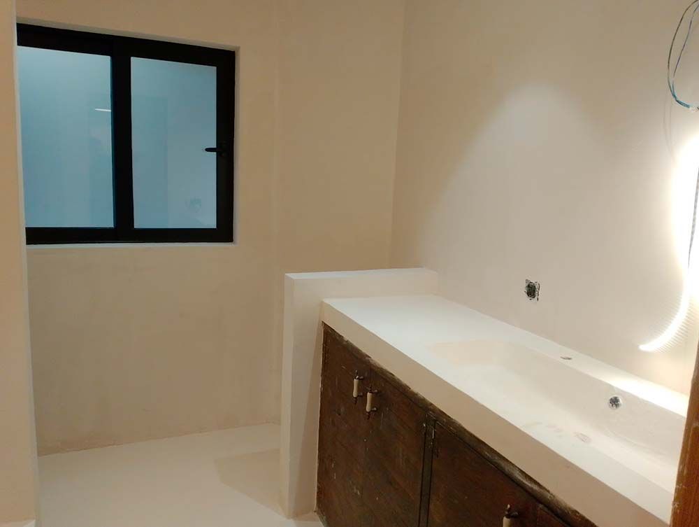 Un baño con lavabo y ventana.